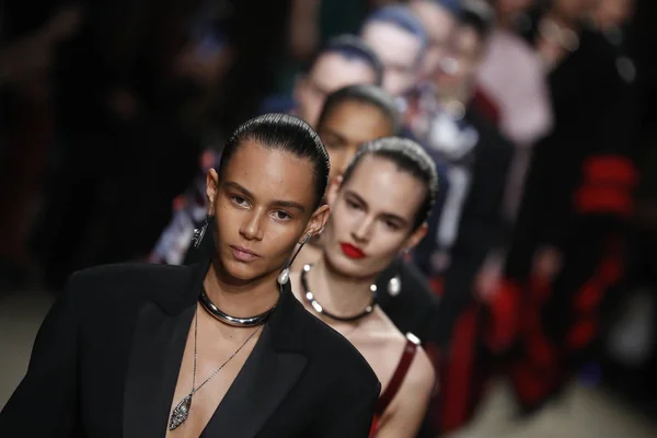 Paris França Março Modelos Caminham Final Pista Durante Desfile Alexander — Fotografia de Stock