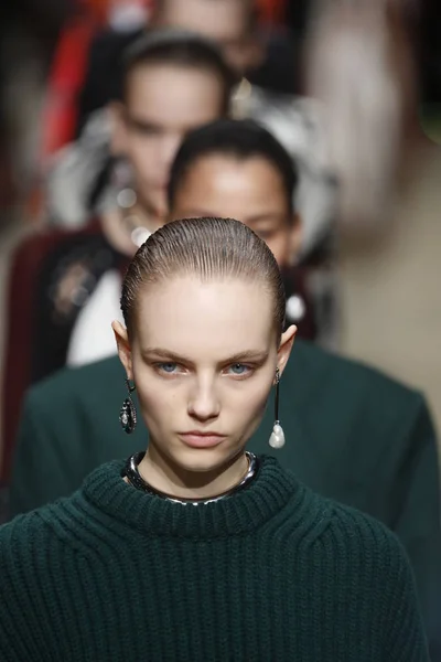 Paris France March Models Walk Runway Finale Alexander Mcqueen Show — Stock Photo, Image