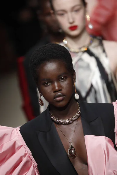 Parigi Francia Marzo Modelle Sfilano Finale Durante Sfilata Alexander Mcqueen — Foto Stock