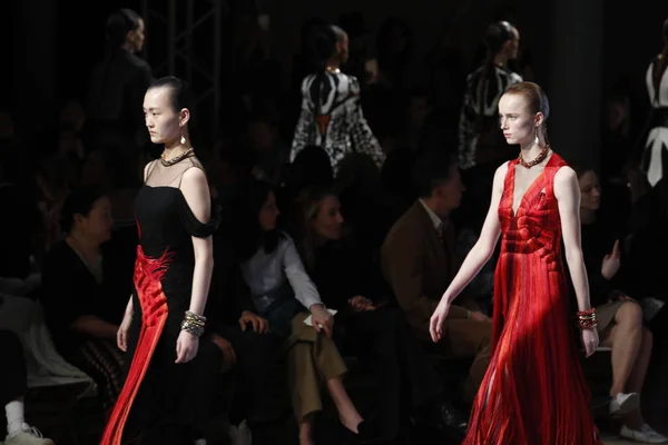 Paris Fransa Mart Modelleri Pist Finale Alexander Mcqueen Gösterisi Sırasında — Stok fotoğraf