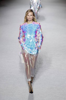 Paris, Fransa - Mart 02: Manken pist Balmain gösterisi sırasında Paris moda hafta kadın giyim Sonbahar/Kış 2018/2019 bir parçası olarak 2 Mart 2018 Paris, Fransa'da yürür.