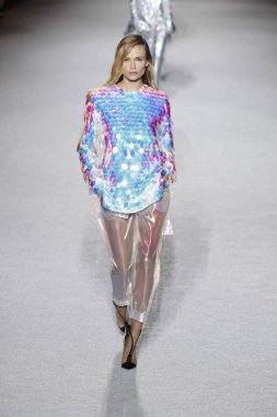 Paris, Fransa - Mart 02: Manken pist Balmain gösterisi sırasında Paris moda hafta kadın giyim Sonbahar/Kış 2018/2019 bir parçası olarak 2 Mart 2018 Paris, Fransa'da yürür.