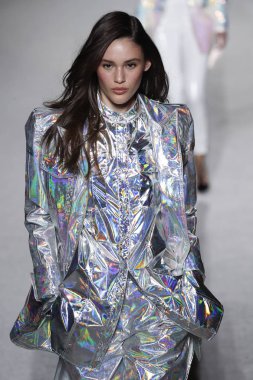 Paris, Fransa - Mart 02: Manken pist Balmain gösterisi sırasında Paris moda hafta kadın giyim Sonbahar/Kış 2018/2019 bir parçası olarak 2 Mart 2018 Paris, Fransa'da yürür.