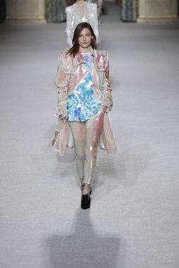 Paris, Fransa - Mart 02: Manken pist Balmain gösterisi sırasında Paris moda hafta kadın giyim Sonbahar/Kış 2018/2019 bir parçası olarak 2 Mart 2018 Paris, Fransa'da yürür.