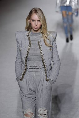 Paris, Fransa - Mart 02: Manken pist Balmain gösterisi sırasında Paris moda hafta kadın giyim Sonbahar/Kış 2018/2019 bir parçası olarak 2 Mart 2018 Paris, Fransa'da yürür.