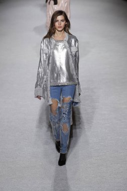 Paris, Fransa - Mart 02: Manken pist Balmain gösterisi sırasında Paris moda hafta kadın giyim Sonbahar/Kış 2018/2019 bir parçası olarak 2 Mart 2018 Paris, Fransa'da yürür.