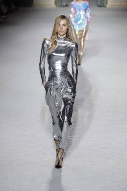 Paris, Fransa - Mart 02: Manken pist Balmain gösterisi sırasında Paris moda hafta kadın giyim Sonbahar/Kış 2018/2019 bir parçası olarak 2 Mart 2018 Paris, Fransa'da yürür.