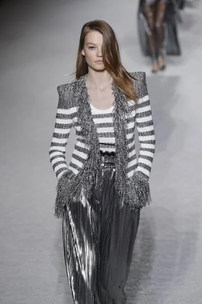 Parigi Francia Marzo Una Modella Percorre Passerella Durante Sfilata Balmain — Foto Stock