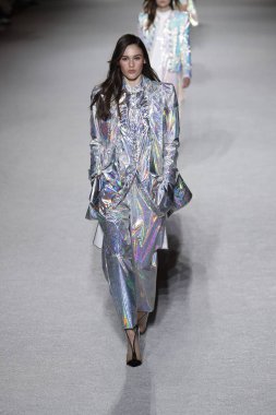 Paris, Fransa - Mart 02: Manken pist Balmain gösterisi sırasında Paris moda hafta kadın giyim Sonbahar/Kış 2018/2019 bir parçası olarak 2 Mart 2018 Paris, Fransa'da yürür.