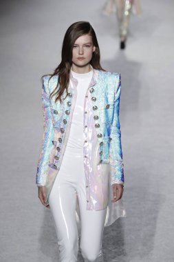 Paris, Fransa - Mart 02: Manken pist Balmain gösterisi sırasında Paris moda hafta kadın giyim Sonbahar/Kış 2018/2019 bir parçası olarak 2 Mart 2018 Paris, Fransa'da yürür.