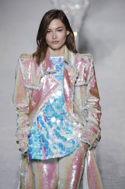 Paris, Fransa - Mart 02: Manken pist Balmain gösterisi sırasında Paris moda hafta kadın giyim Sonbahar/Kış 2018/2019 bir parçası olarak 2 Mart 2018 Paris, Fransa'da yürür.