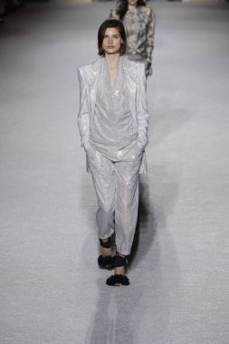 Paris, Fransa - Mart 02: Manken pist Balmain gösterisi sırasında Paris moda hafta kadın giyim Sonbahar/Kış 2018/2019 bir parçası olarak 2 Mart 2018 Paris, Fransa'da yürür.