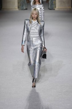 Paris, Fransa - Mart 02: Manken pist Balmain gösterisi sırasında Paris moda hafta kadın giyim Sonbahar/Kış 2018/2019 bir parçası olarak 2 Mart 2018 Paris, Fransa'da yürür.