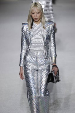 Paris, Fransa - Mart 02: Manken pist Balmain gösterisi sırasında Paris moda hafta kadın giyim Sonbahar/Kış 2018/2019 bir parçası olarak 2 Mart 2018 Paris, Fransa'da yürür.