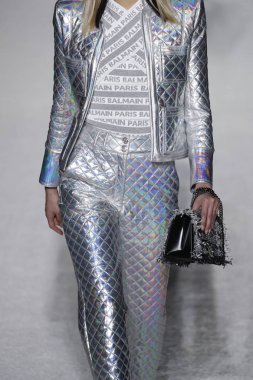 Paris, Fransa - Mart 02: Manken pist Balmain gösterisi sırasında Paris moda hafta kadın giyim Sonbahar/Kış 2018/2019 bir parçası olarak 2 Mart 2018 Paris, Fransa'da yürür.