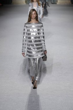 Paris, Fransa - Mart 02: Manken pist Balmain gösterisi sırasında Paris moda hafta kadın giyim Sonbahar/Kış 2018/2019 bir parçası olarak 2 Mart 2018 Paris, Fransa'da yürür.