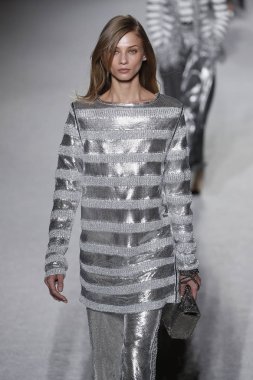 Paris, Fransa - Mart 02: Manken pist Balmain gösterisi sırasında Paris moda hafta kadın giyim Sonbahar/Kış 2018/2019 bir parçası olarak 2 Mart 2018 Paris, Fransa'da yürür.