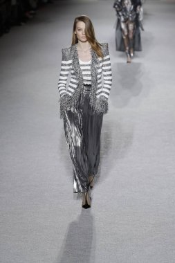 Paris, Fransa - Mart 02: Manken pist Balmain gösterisi sırasında Paris moda hafta kadın giyim Sonbahar/Kış 2018/2019 bir parçası olarak 2 Mart 2018 Paris, Fransa'da yürür.