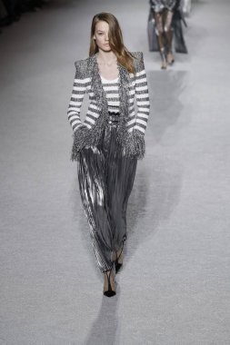Paris, Fransa - Mart 02: Manken pist Balmain gösterisi sırasında Paris moda hafta kadın giyim Sonbahar/Kış 2018/2019 bir parçası olarak 2 Mart 2018 Paris, Fransa'da yürür.