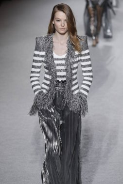 Paris, Fransa - Mart 02: Manken pist Balmain gösterisi sırasında Paris moda hafta kadın giyim Sonbahar/Kış 2018/2019 bir parçası olarak 2 Mart 2018 Paris, Fransa'da yürür.