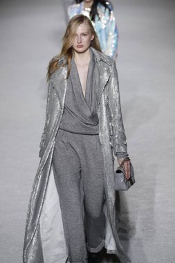Paris, Fransa - Mart 02: Manken pist Balmain gösterisi sırasında Paris moda hafta kadın giyim Sonbahar/Kış 2018/2019 bir parçası olarak 2 Mart 2018 Paris, Fransa'da yürür.