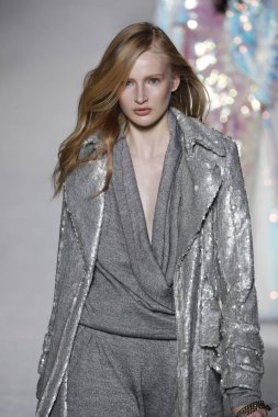 Paris, Fransa - Mart 02: Manken pist Balmain gösterisi sırasında Paris moda hafta kadın giyim Sonbahar/Kış 2018/2019 bir parçası olarak 2 Mart 2018 Paris, Fransa'da yürür.