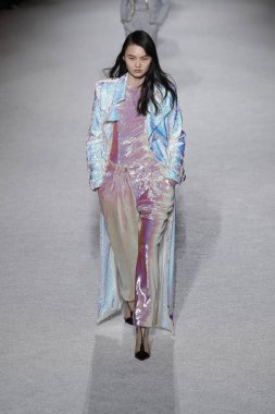 Paris, Fransa - Mart 02: Manken pist Balmain gösterisi sırasında Paris moda hafta kadın giyim Sonbahar/Kış 2018/2019 bir parçası olarak 2 Mart 2018 Paris, Fransa'da yürür.