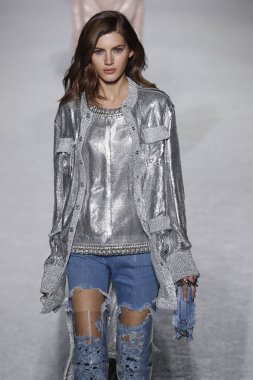 Paris, Fransa - Mart 02: Manken pist Balmain gösterisi sırasında Paris moda hafta kadın giyim Sonbahar/Kış 2018/2019 bir parçası olarak 2 Mart 2018 Paris, Fransa'da yürür.