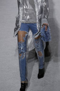Paris, Fransa - Mart 02: Manken pist Balmain gösterisi sırasında Paris moda hafta kadın giyim Sonbahar/Kış 2018/2019 bir parçası olarak 2 Mart 2018 Paris, Fransa'da yürür.