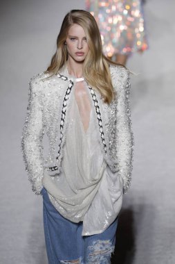 Paris, Fransa - Mart 02: Manken pist Balmain gösterisi sırasında Paris moda hafta kadın giyim Sonbahar/Kış 2018/2019 bir parçası olarak 2 Mart 2018 Paris, Fransa'da yürür.