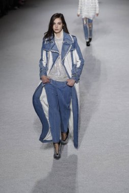 Paris, Fransa - Mart 02: Manken pist Balmain gösterisi sırasında Paris moda hafta kadın giyim Sonbahar/Kış 2018/2019 bir parçası olarak 2 Mart 2018 Paris, Fransa'da yürür.