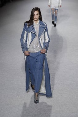 Paris, Fransa - Mart 02: Manken pist Balmain gösterisi sırasında Paris moda hafta kadın giyim Sonbahar/Kış 2018/2019 bir parçası olarak 2 Mart 2018 Paris, Fransa'da yürür.
