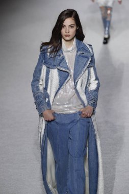 Paris, Fransa - Mart 02: Manken pist Balmain gösterisi sırasında Paris moda hafta kadın giyim Sonbahar/Kış 2018/2019 bir parçası olarak 2 Mart 2018 Paris, Fransa'da yürür.