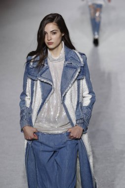 Paris, Fransa - Mart 02: Manken pist Balmain gösterisi sırasında Paris moda hafta kadın giyim Sonbahar/Kış 2018/2019 bir parçası olarak 2 Mart 2018 Paris, Fransa'da yürür.
