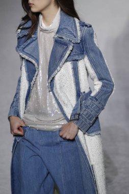 Paris, Fransa - Mart 02: Manken pist Balmain gösterisi sırasında Paris moda hafta kadın giyim Sonbahar/Kış 2018/2019 bir parçası olarak 2 Mart 2018 Paris, Fransa'da yürür.