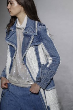 Paris, Fransa - Mart 02: Manken pist Balmain gösterisi sırasında Paris moda hafta kadın giyim Sonbahar/Kış 2018/2019 bir parçası olarak 2 Mart 2018 Paris, Fransa'da yürür.
