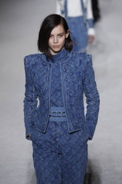 Paris, Fransa - Mart 02: Manken pist Balmain gösterisi sırasında Paris moda hafta kadın giyim Sonbahar/Kış 2018/2019 bir parçası olarak 2 Mart 2018 Paris, Fransa'da yürür.