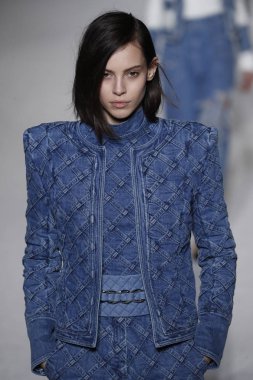 Paris, Fransa - Mart 02: Manken pist Balmain gösterisi sırasında Paris moda hafta kadın giyim Sonbahar/Kış 2018/2019 bir parçası olarak 2 Mart 2018 Paris, Fransa'da yürür.
