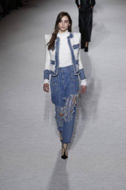Paris, Fransa - Mart 02: Manken pist Balmain gösterisi sırasında Paris moda hafta kadın giyim Sonbahar/Kış 2018/2019 bir parçası olarak 2 Mart 2018 Paris, Fransa'da yürür.