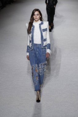 Paris, Fransa - Mart 02: Manken pist Balmain gösterisi sırasında Paris moda hafta kadın giyim Sonbahar/Kış 2018/2019 bir parçası olarak 2 Mart 2018 Paris, Fransa'da yürür.