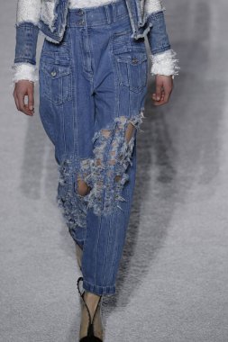 Paris, Fransa - Mart 02: Manken pist Balmain gösterisi sırasında Paris moda hafta kadın giyim Sonbahar/Kış 2018/2019 bir parçası olarak 2 Mart 2018 Paris, Fransa'da yürür.