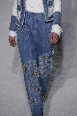 Paris, Fransa - Mart 02: Manken pist Balmain gösterisi sırasında Paris moda hafta kadın giyim Sonbahar/Kış 2018/2019 bir parçası olarak 2 Mart 2018 Paris, Fransa'da yürür.