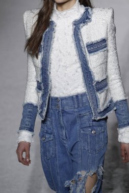 Paris, Fransa - Mart 02: Manken pist Balmain gösterisi sırasında Paris moda hafta kadın giyim Sonbahar/Kış 2018/2019 bir parçası olarak 2 Mart 2018 Paris, Fransa'da yürür.