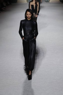 Paris, Fransa - Mart 02: Manken pist Balmain gösterisi sırasında Paris moda hafta kadın giyim Sonbahar/Kış 2018/2019 bir parçası olarak 2 Mart 2018 Paris, Fransa'da yürür.