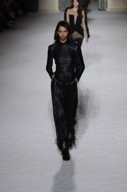 Paris, Fransa - Mart 02: Manken pist Balmain gösterisi sırasında Paris moda hafta kadın giyim Sonbahar/Kış 2018/2019 bir parçası olarak 2 Mart 2018 Paris, Fransa'da yürür.