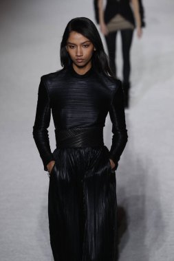 Paris, Fransa - Mart 02: Manken pist Balmain gösterisi sırasında Paris moda hafta kadın giyim Sonbahar/Kış 2018/2019 bir parçası olarak 2 Mart 2018 Paris, Fransa'da yürür.