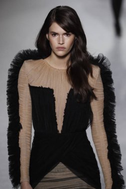 Paris, Fransa - Mart 02: Kaia Gerber pist Balmain gösterisi sırasında Paris moda hafta kadın giyim Sonbahar/Kış 2018/2019 bir parçası olarak 2 Mart 2018 Paris, Fransa'da yürür.