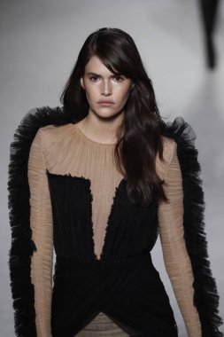Paris, Fransa - Mart 02: Kaia Gerber pist Balmain gösterisi sırasında Paris moda hafta kadın giyim Sonbahar/Kış 2018/2019 bir parçası olarak 2 Mart 2018 Paris, Fransa'da yürür.