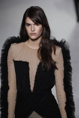 Paris, Fransa - Mart 02: Kaia Gerber pist Balmain gösterisi sırasında Paris moda hafta kadın giyim Sonbahar/Kış 2018/2019 bir parçası olarak 2 Mart 2018 Paris, Fransa'da yürür.