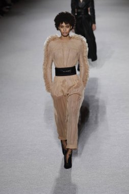 Paris, Fransa - Mart 02: Manken pist Balmain gösterisi sırasında Paris moda hafta kadın giyim Sonbahar/Kış 2018/2019 bir parçası olarak 2 Mart 2018 Paris, Fransa'da yürür.